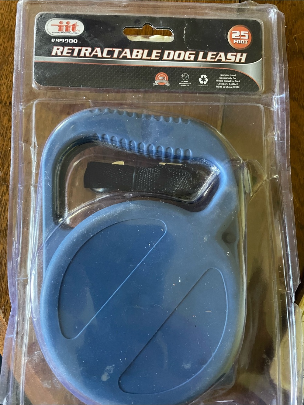 Retractable pet leash
